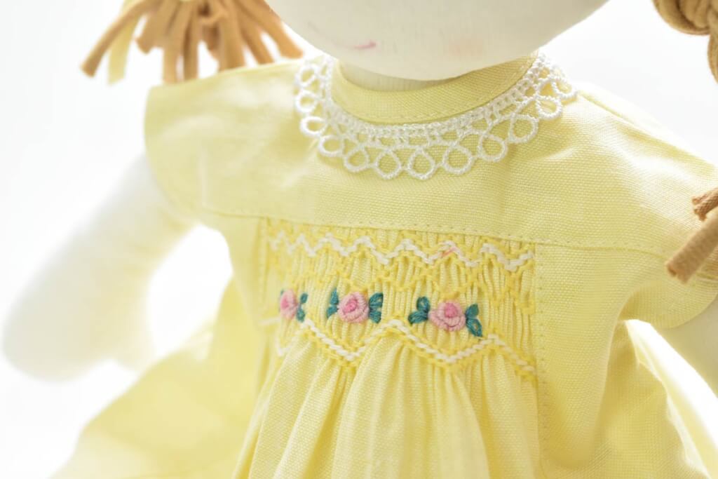 抱き人形用 着替え用お洋服 (ハンドメイドのスモッキング刺繍ワンピース)