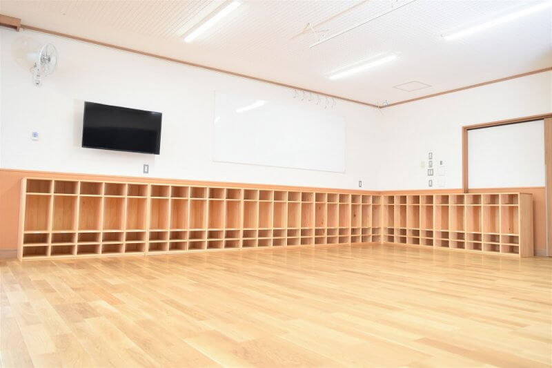 【150名規模・園全体】高屋保育学園様：和モダンな新園舎に0〜5歳児室の国産木製収納ロッカーや下駄箱を導入した事例