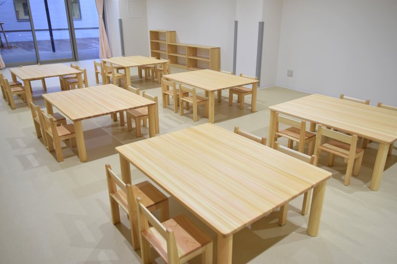 【100名超・園全体】千住桜木保育園様：新設開園にともない、0〜5歳児室の国産ヒノキ家具・仕切り一式をトータル導入した事例