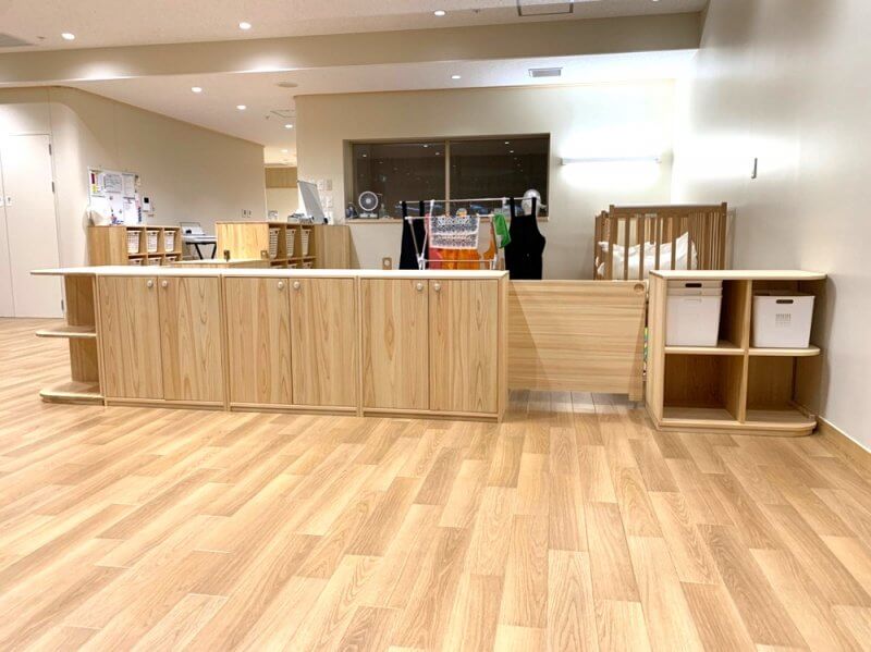 【19名以下・小規模保育】Smile Kids様：企業内保育所の新設にともない、国産木製の仕切り家具や収納棚、ドーナツ型半割テーブルや子ども椅子一式を導入した事例