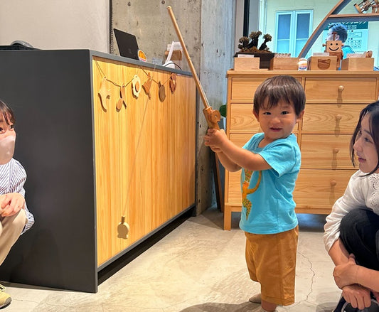 太平洋でフィッシングで連れたお魚を見せてくれている男の子