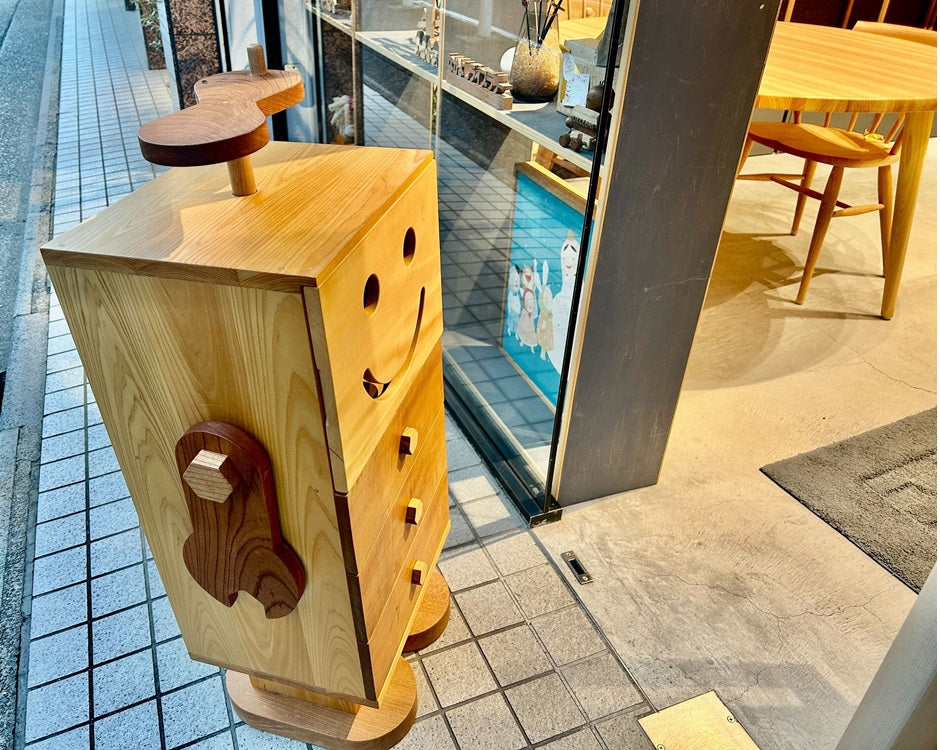 大きなロボット君が店内を覗いている様子