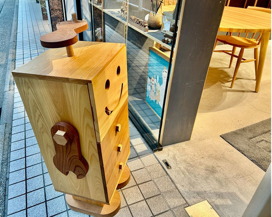 大きなロボット君が店内を覗いている様子