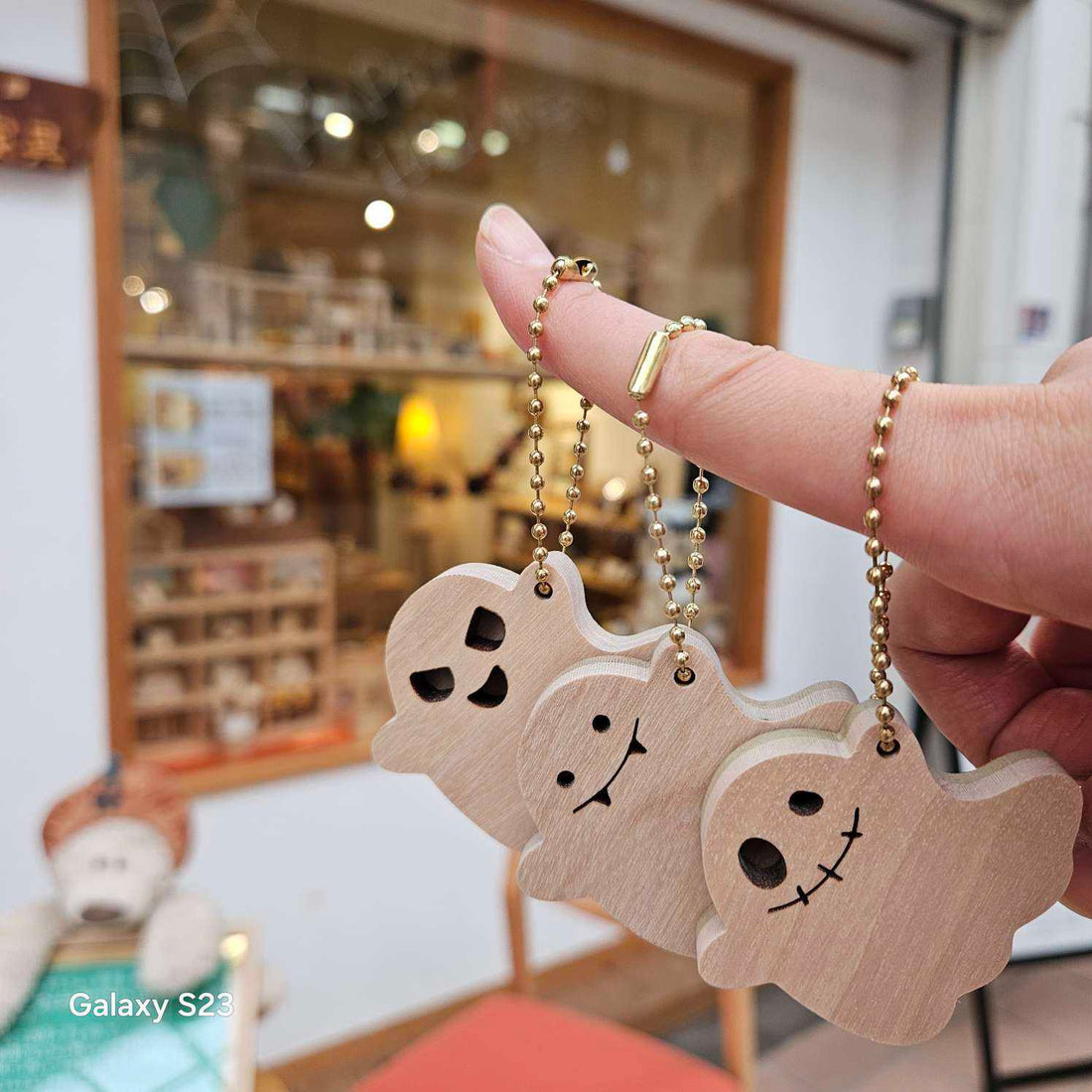 なかよしライブラリー神戸店　木のおもちゃ　ハロウィン限定オバケのキーホルダー
