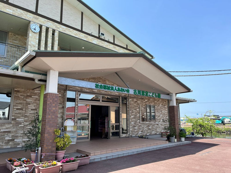 【90名規模・複数クラス】古川認定こども園様：階段上の特注開き扉や廊下のコット収納棚、3歳児室の国産木製家具一式をトータル導入した事例