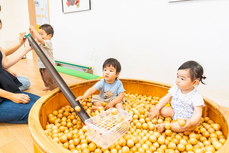 【コーナー・省スペース】子育てひろば KANKAN様：主に0〜3歳児と保護者・プレママが集う空間に、国産木製の「木のボールプール・室内遊具」を導入した事例