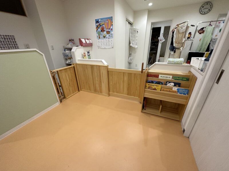 【19名以下・小規模保育】めでぃぷる用賀保育園様：0〜2歳児室に国産木製の仕切り家具や木製ゲート一式を導入した事例