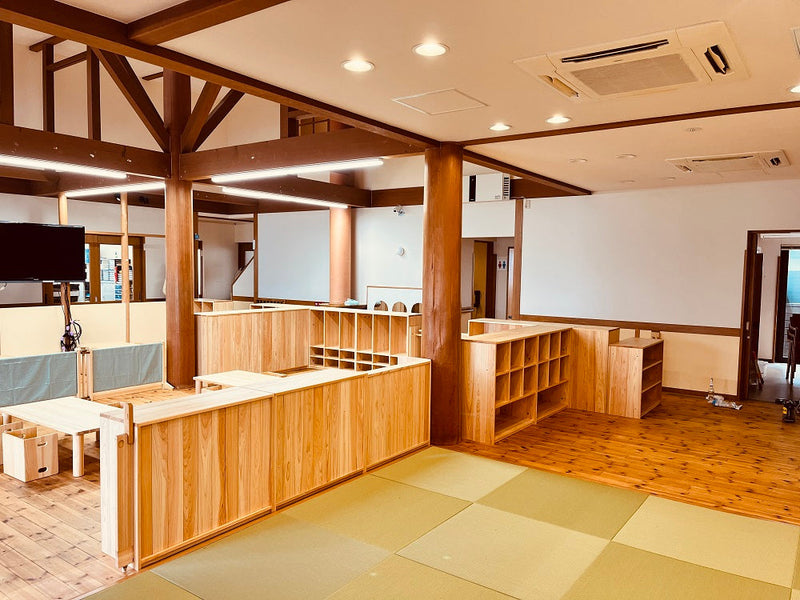【19名以下・小規模保育】もものはな保育園様：0〜2歳児室に国産木製の仕切り家具・ロッカー・テーブル・椅子一式を導入した事例