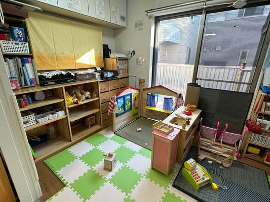家庭的おひさまルーム　なかよしライブラリーの木のおもちゃ