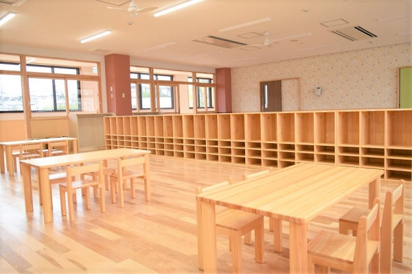【200名以上・園全体】大野台こども園様：3歳・4歳・5歳児室に国産木製のオープンロッカー・テーブル・子ども椅子を導入した事例