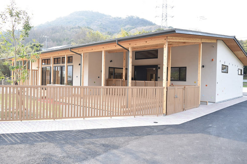 【19名以下・小規模保育】ピッコロ保育園様：0〜2歳児室に国産木製仕切り家具や玩具棚一式を導入した事例