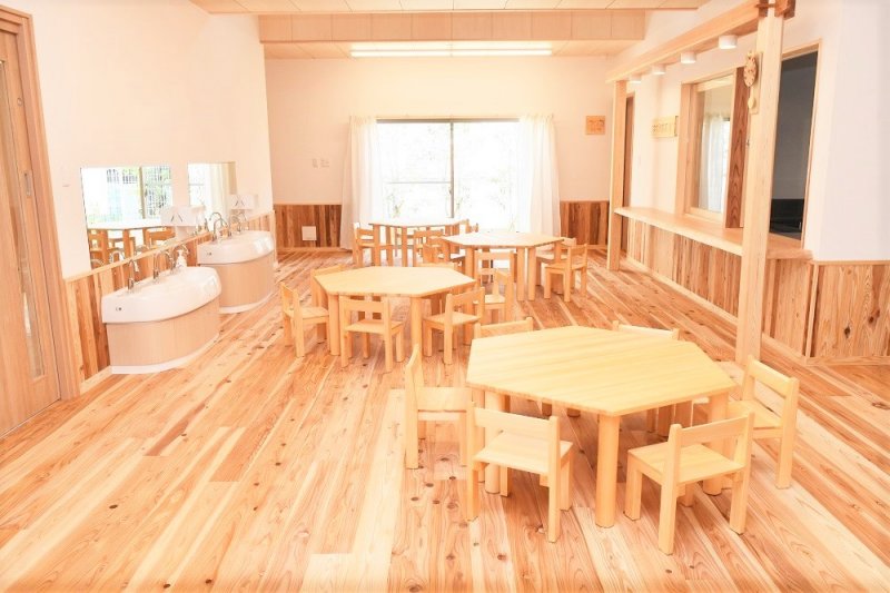 【70名規模・園全体】はぐみこども園様：新園舎に0〜5歳児室の国産木製オープンロッカーや台形テーブル一式をトータル導入した事例