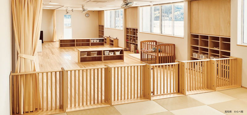 【園全体・複数拠点】わらべ館様：新設の認定こども園や学童施設に、高知県産材の特注格子仕切り家具やままごとキッチン一式を導入した事例