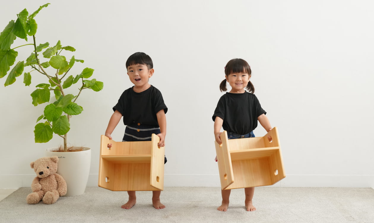 木製家具 子ども家具 自分で動かせる椅子を持っている様子