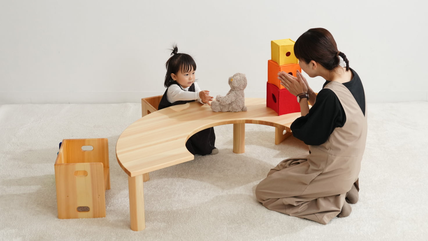 木製家具 テーブルを家族で囲んで話している様子