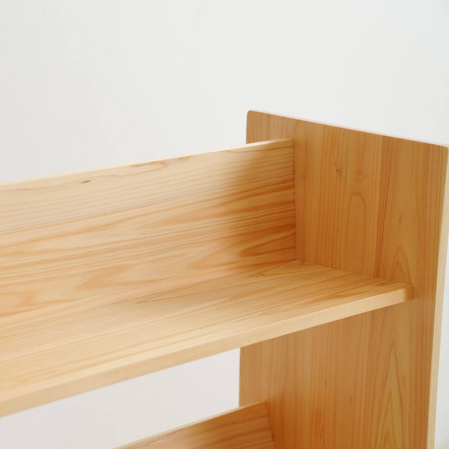 図書館の絵本ラック