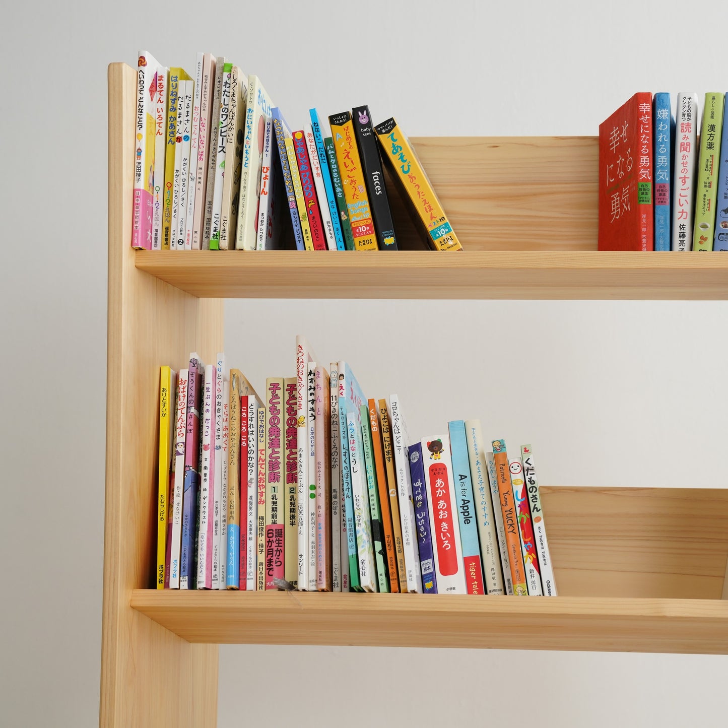 図書館の絵本ラック