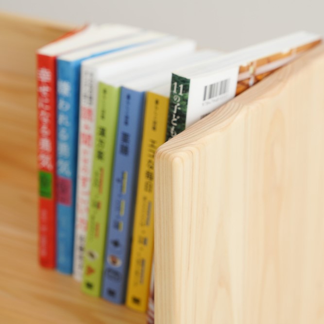 図書館の絵本ラック