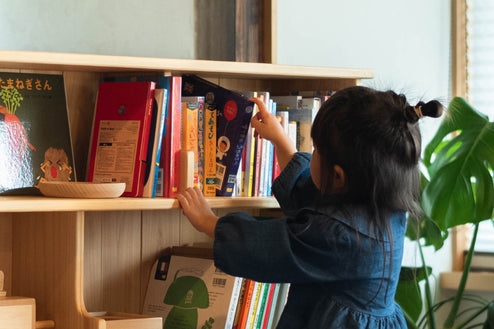 子どもが自分で絵本を取り出している様子