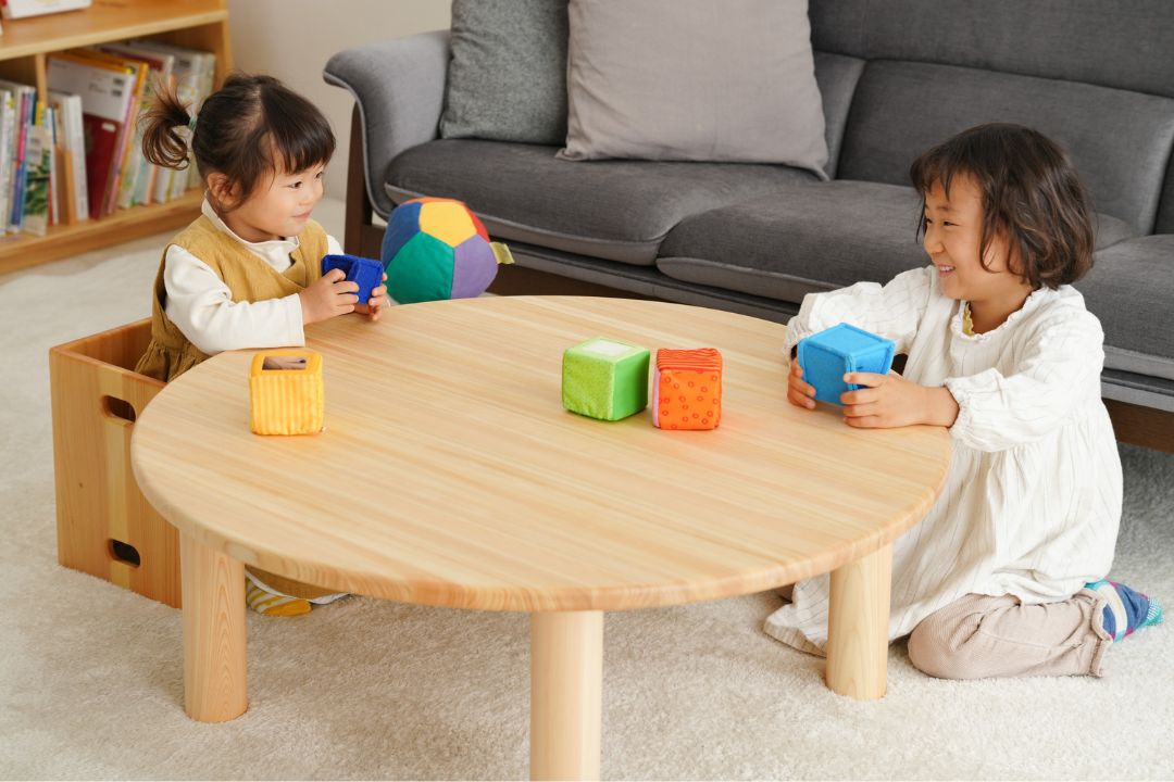 ヒノキの丸テーブル　家族で囲って会話や遊びをしやすい
